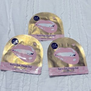 Sun’s Out, Pouts out Gold foil lip mask